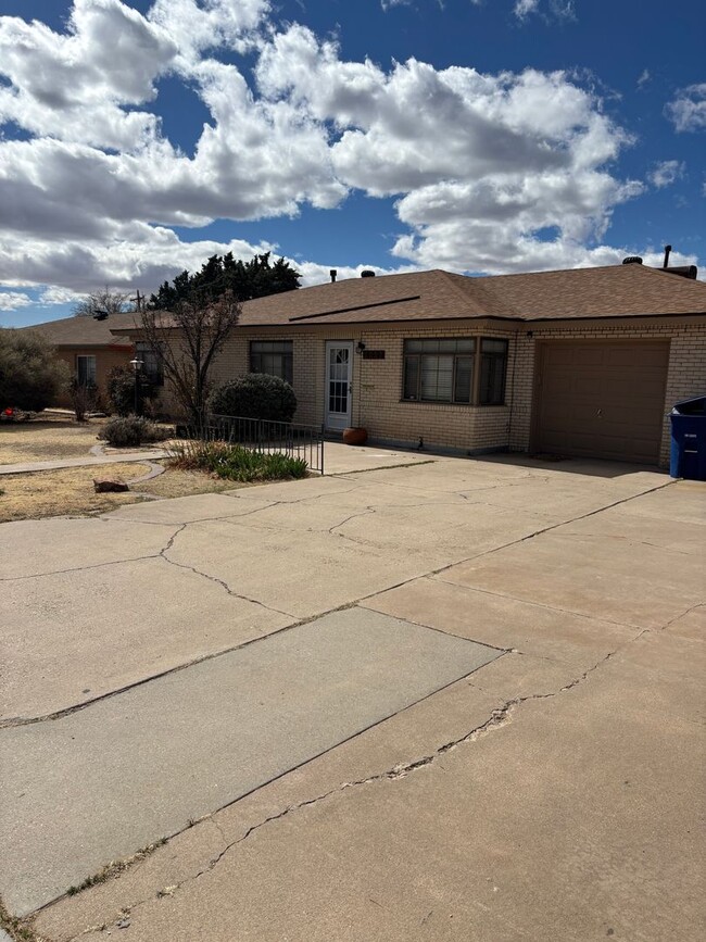 Great Location 3 bed 2 bath in established... - Great Location 3 bed 2 bath in established... Casa