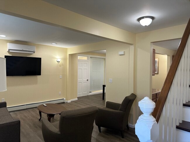 Photo - 452 Newhall St