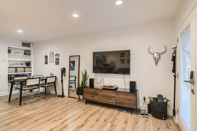 Photo - 1304 Summit St Unidad 114