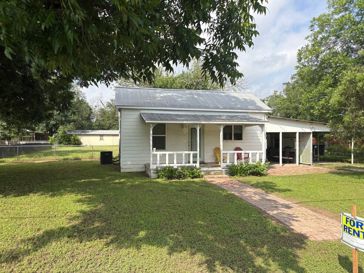 Photo - 1606 Fiorella St
