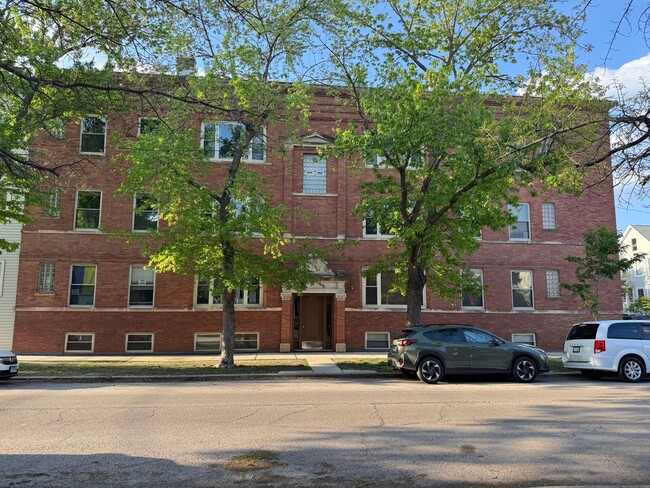 Building Photo - Roscoe Village, Sun-drenched and south-facing, 2-bedroom condo