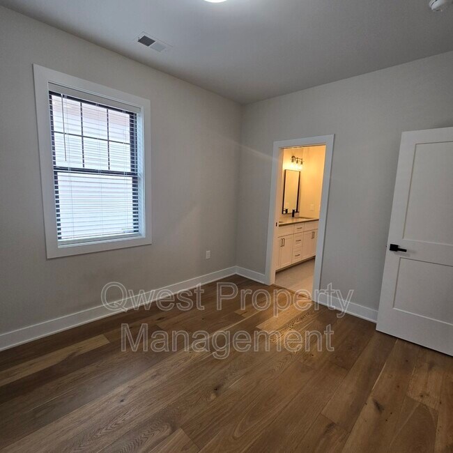 629 Fairview Ave NE