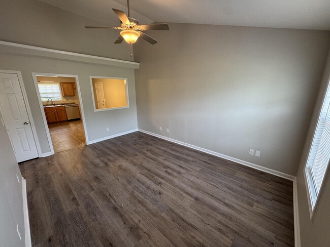 Photo - 404 Faulkner Dr