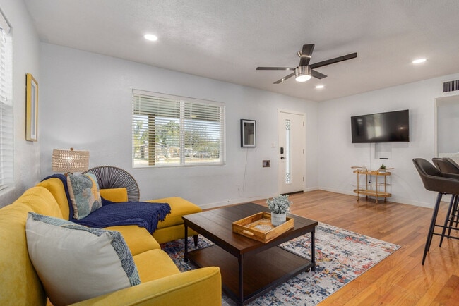 Building Photo - 2514 N 14th St Unit ID1247661P Rental