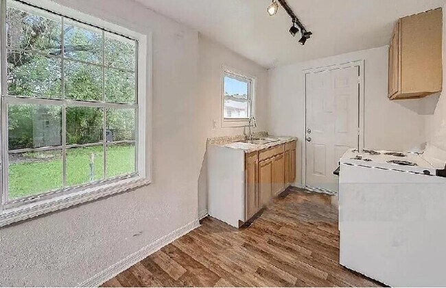 Photo - 1718 Mc Millan St