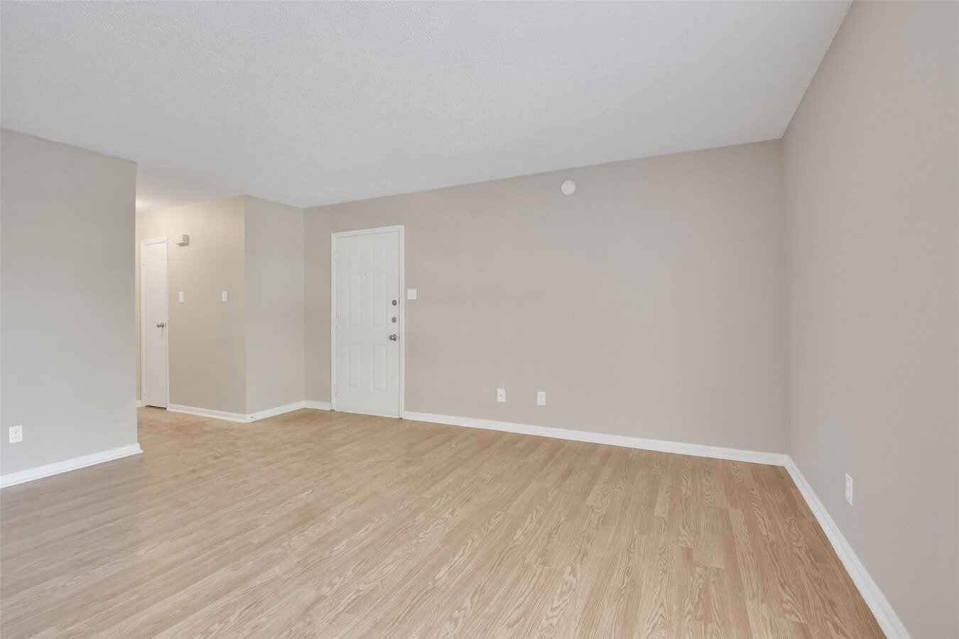 Photo - 1300 S Baker Ave Unidad A3