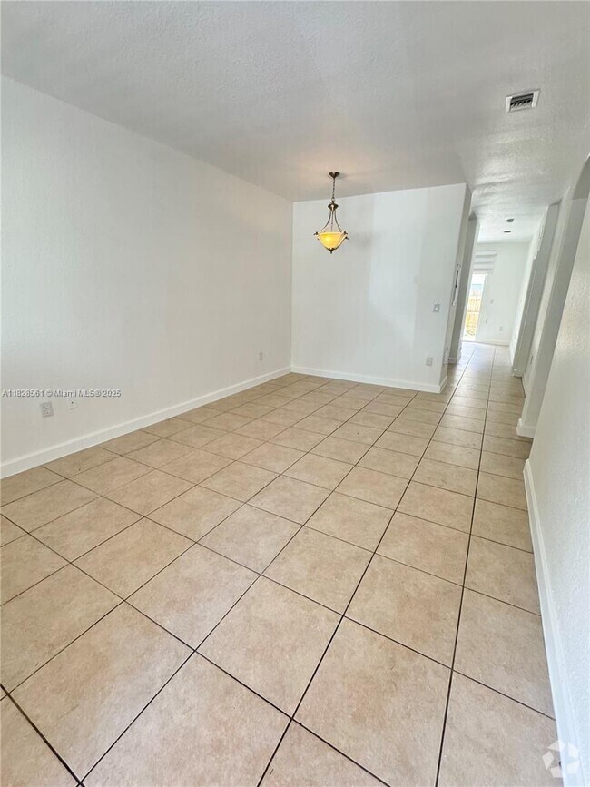 Building Photo - 2711 SE 16th Ave Unit 103 Rental