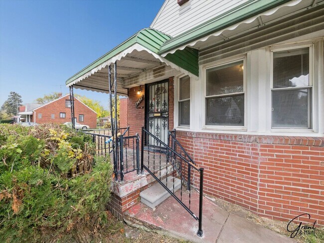 Photo - 3 bedroom  1.5 bath bungalow - $1200