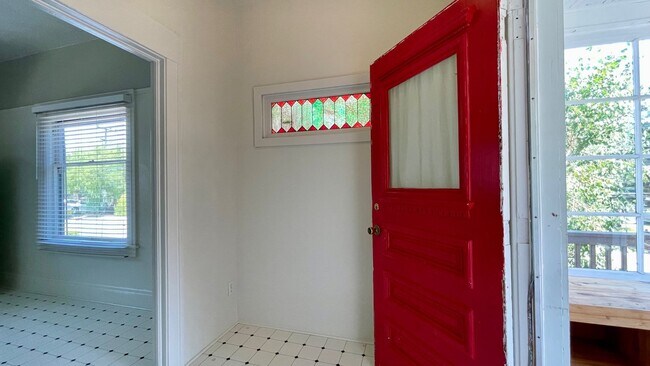 Photo - Charming Railroad District 2-Bedroom with Large Deck and 1-Car Garage Unidad 1705 Santa Rosa St.