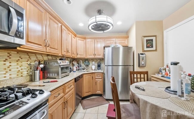 Photo - 390 College Dr E