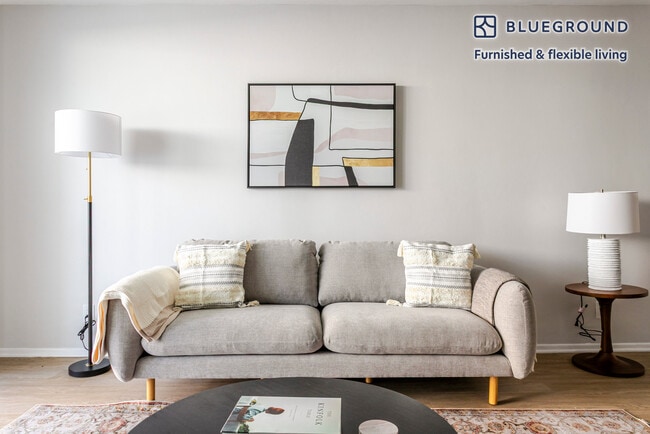 Photo - 1371 S Beverly Glen Blvd Unidad FL3-ID1397