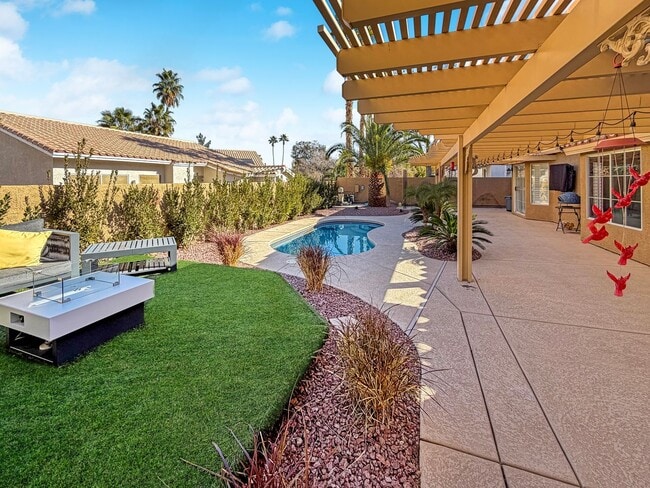 Building Photo - Designer Delight in Green Valley