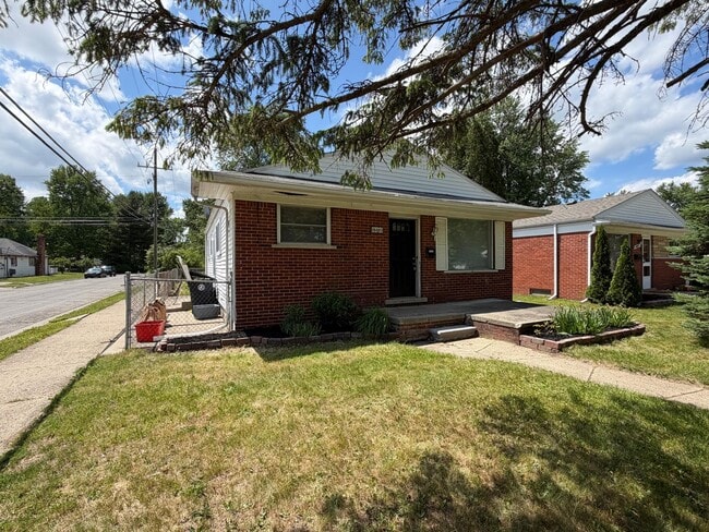 Photo - 18405 Gillman St
