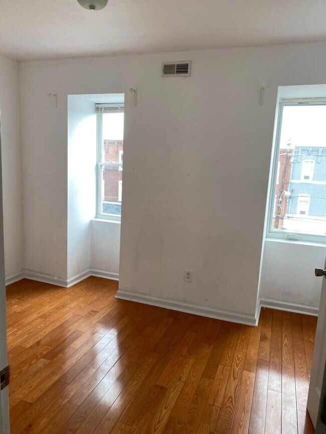 Building Photo - 674 N 34th St Unit 2