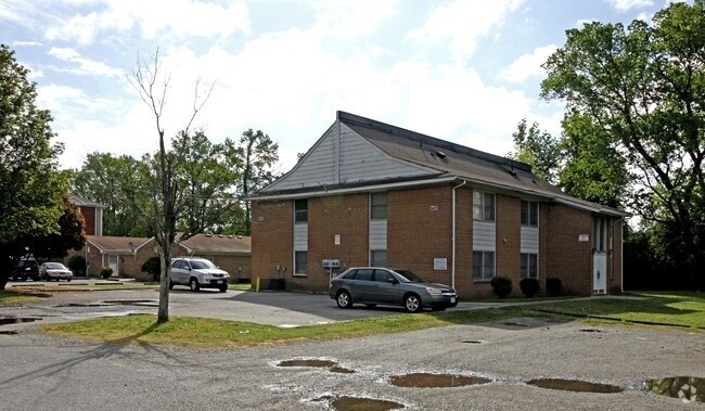 Building Photo - Quiet Two Bedroom Apartment off Rodman Ave Unit Apt B