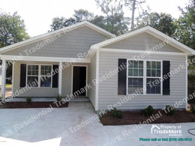Building Photo - 3 Bedroom, 2 Bath House Available Now