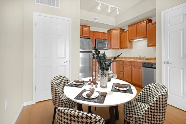 Photo - West Hills Apts: 230 West Hills