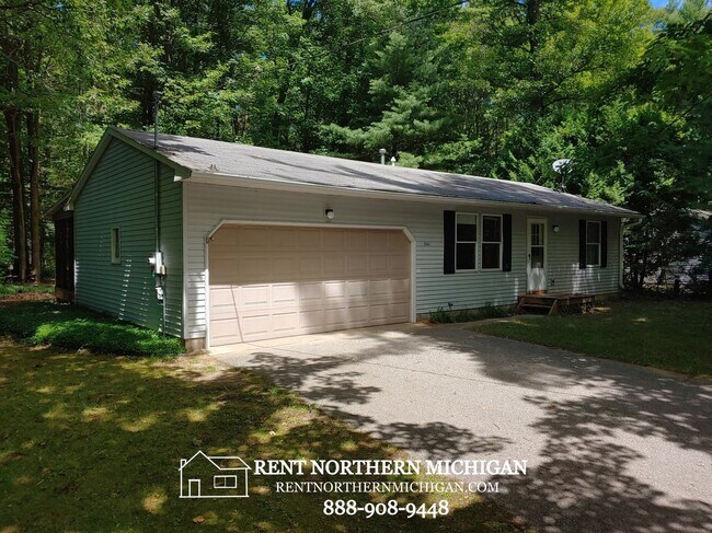 Photo - 2 bed home in Interlochen!! SHOWINGS DAILY 9:00AM - 4:30PM