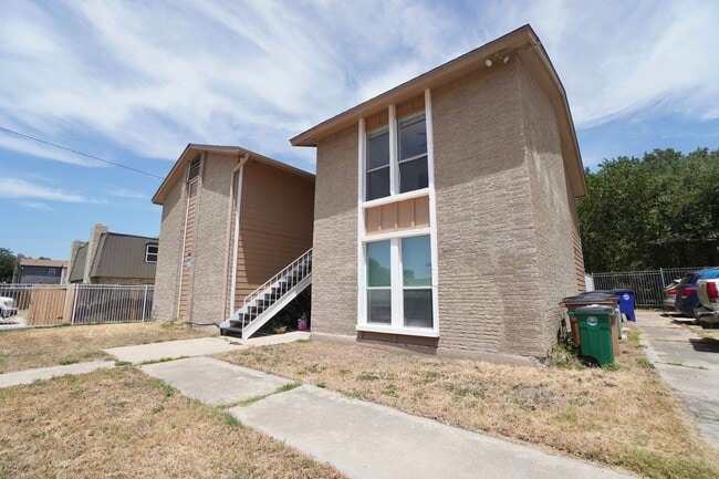 Building Photo - 2906 Sweeney Ln Unit D