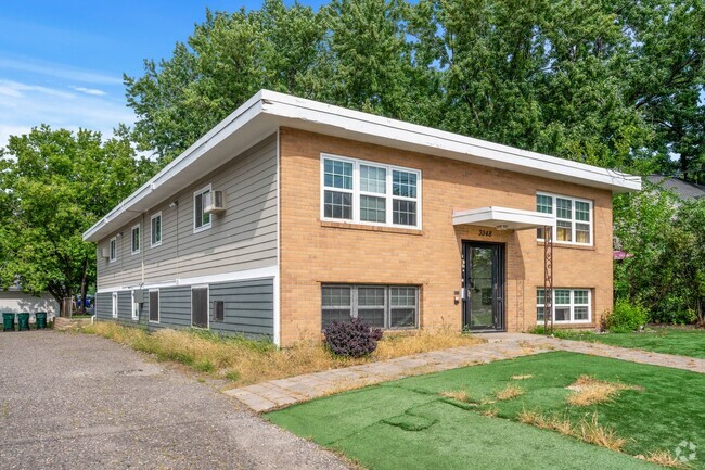Building Photo - Spacious 1BR/1Bath apartment available Now! Unit 1