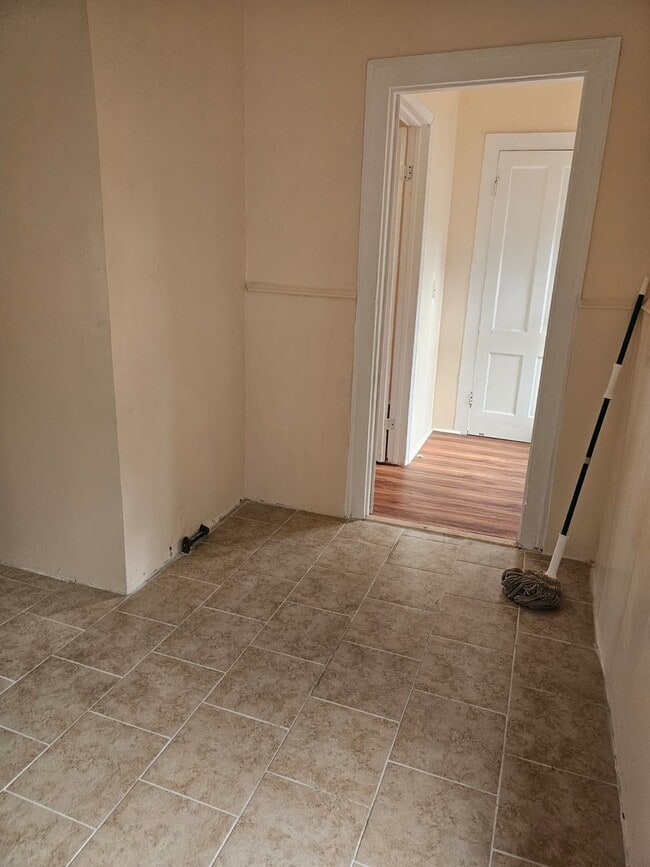 Photo - 291 E North St Unit 3 beds 1 bath upstairs