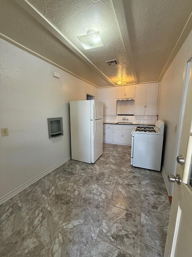 Photo - 1 Bed 1 Bath Duplex For Lease!