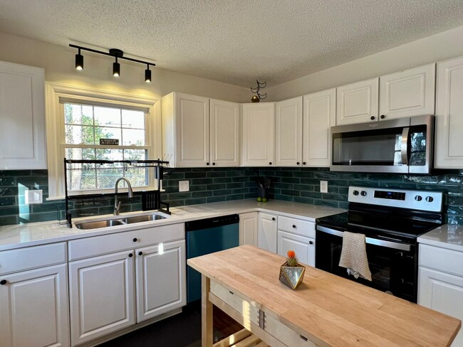 Photo - 730 Pineborough Rd