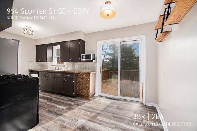 Photo - 954 Sluyter St SE