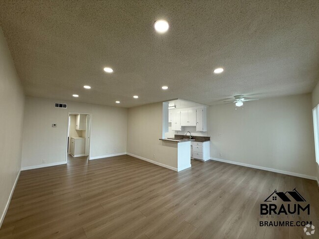 Building Photo - 6041 Whitsett Ave Unit 305 Rental