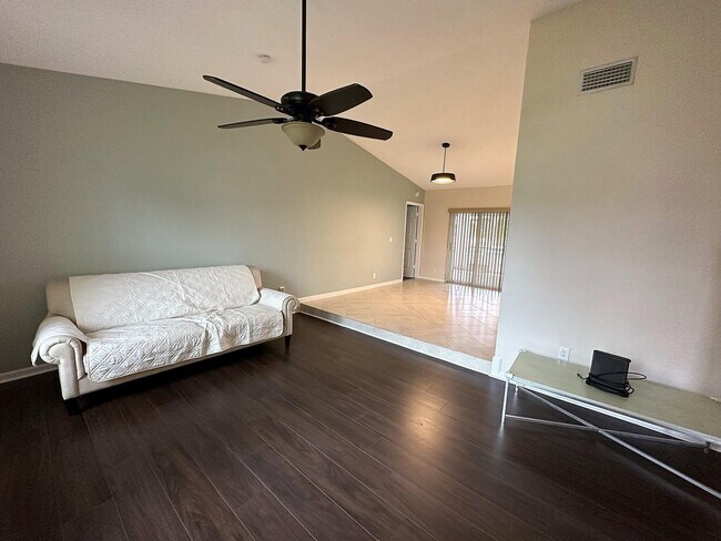 Photo - 5052 Woodstone Cir N