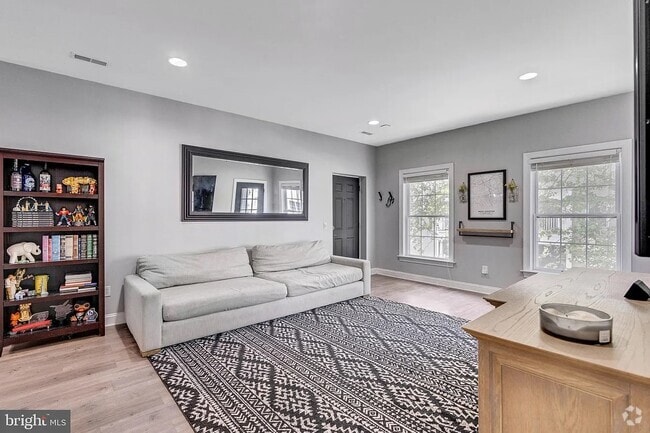 Building Photo - 1324 W Chester Pike Unit 115 Rental