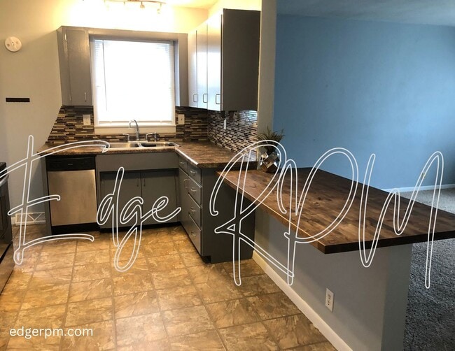 Photo - 4 bed/2 bath with 2nd Living room!