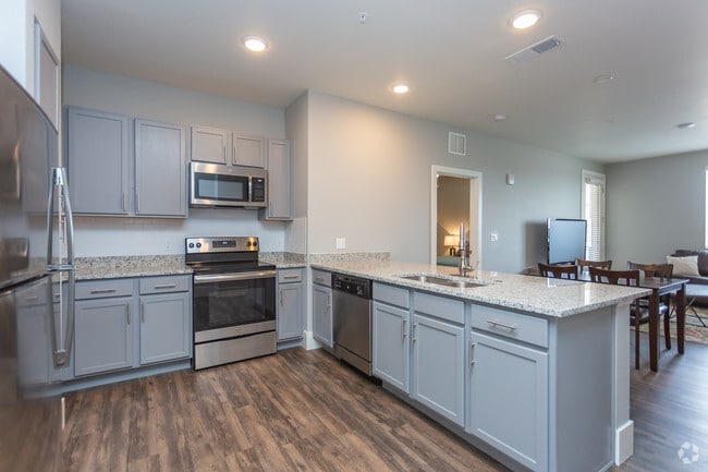 2BR, 2BA - 951 SF