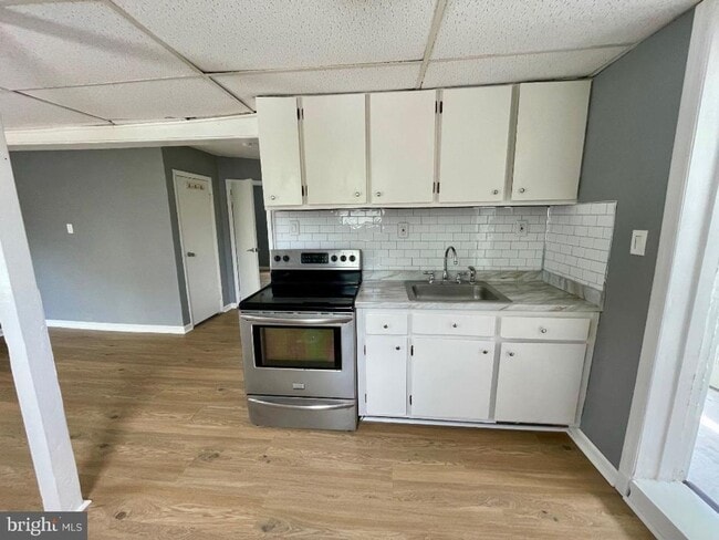 Building Photo - 904-906 Main Ave Unit 2nd Floor