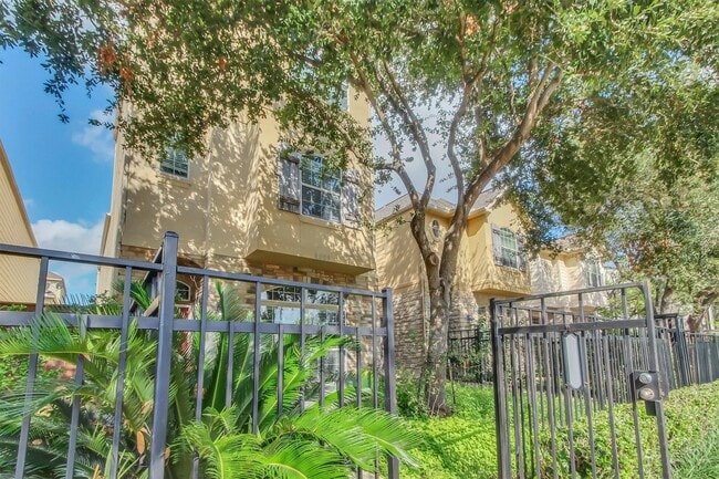 Photo - 9006 Lakes at 610 Dr