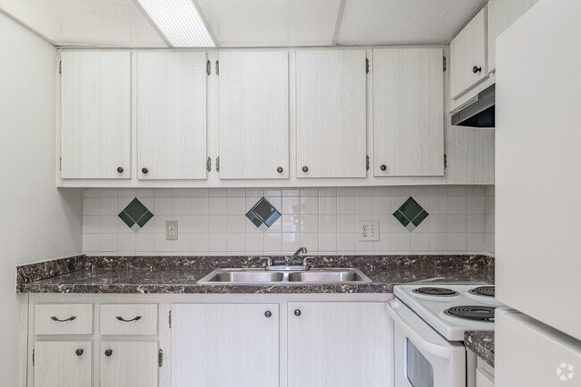 2BR, 2BA - 900SF