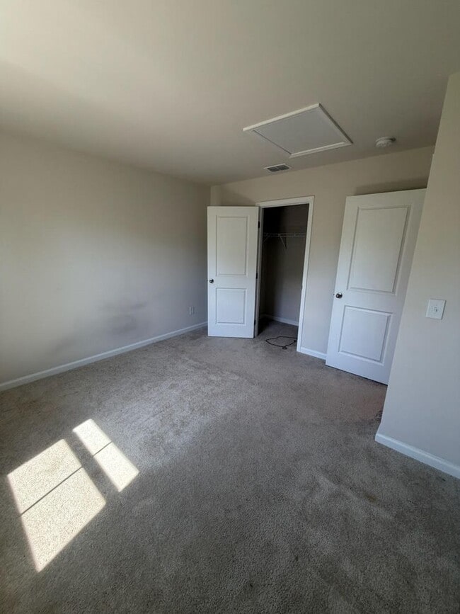 Photo - 3 bedroom home with 1 car garage available now!