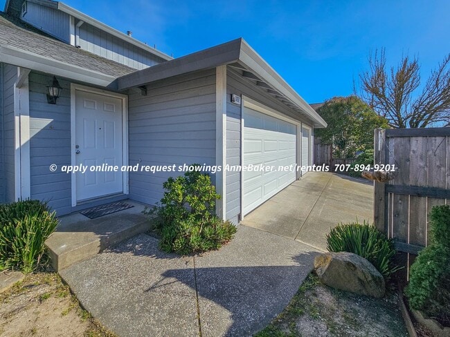 Building Photo - Newly Updated - New Appliances, Flooring, ... Rental