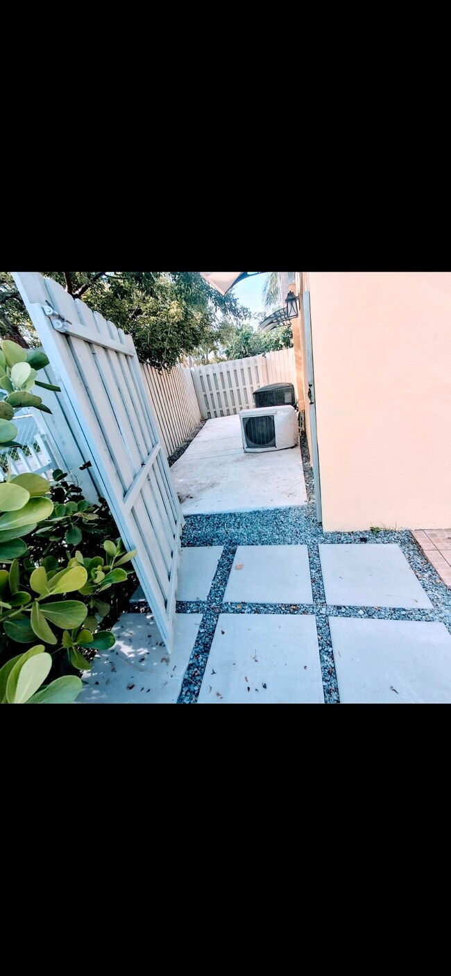 Building Photo - 10321 SW 158th Ter Unit Studio Rental