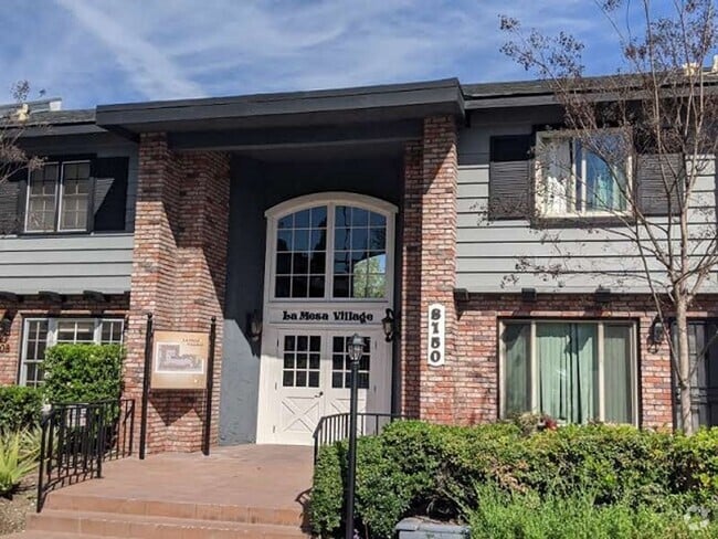 Building Photo - 1 Bedroom-1 Bathroom Single Story Condo in... Unit 118