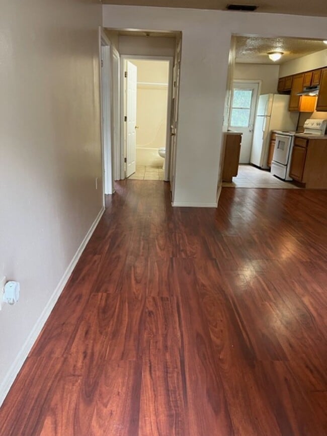 Photo - 2 Bdrm 1 Bath Apartment in Bradenton, FL Unit 710