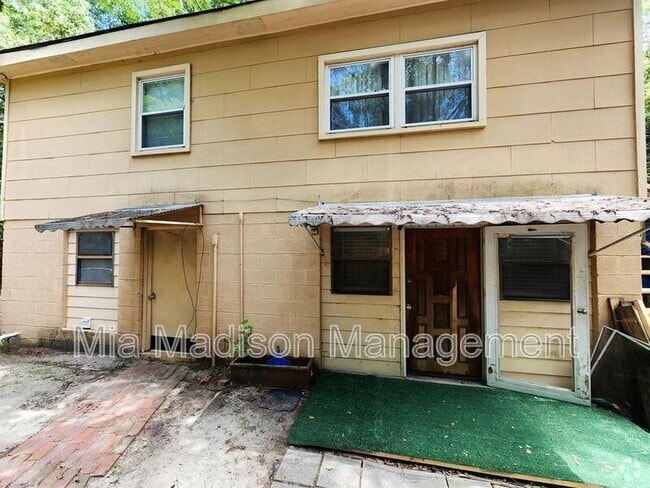 Building Photo - 40 1/2 Wesley St Lower Rental