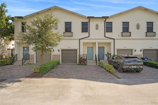 Building Photo - 757 SW 11th St