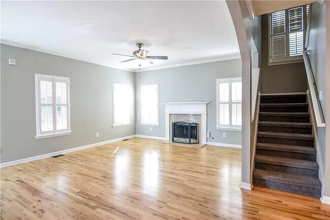 Photo - 587 Delbridge St NW