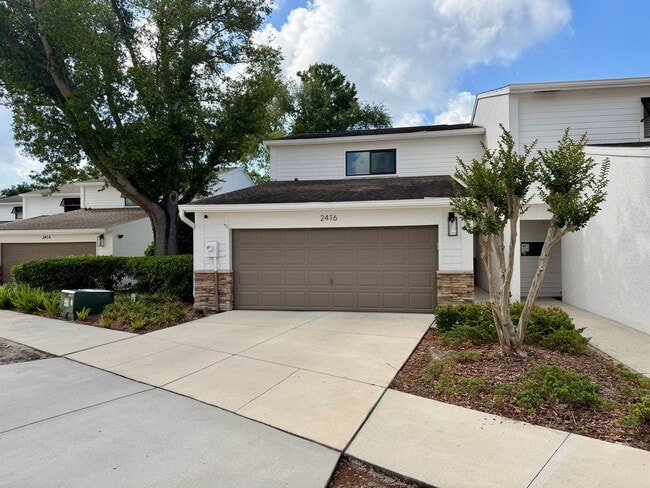 Building Photo - Updated 3 Bed 2.5 Bath Townhouse - SoHo / Hyde Park Area