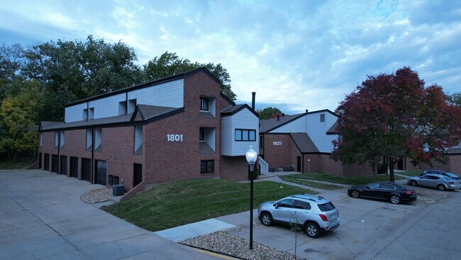 Photo - Luxurious 2-Bedroom Apartments with Modern Flair and Parkside Living! Unidad 4 Furnished Finder