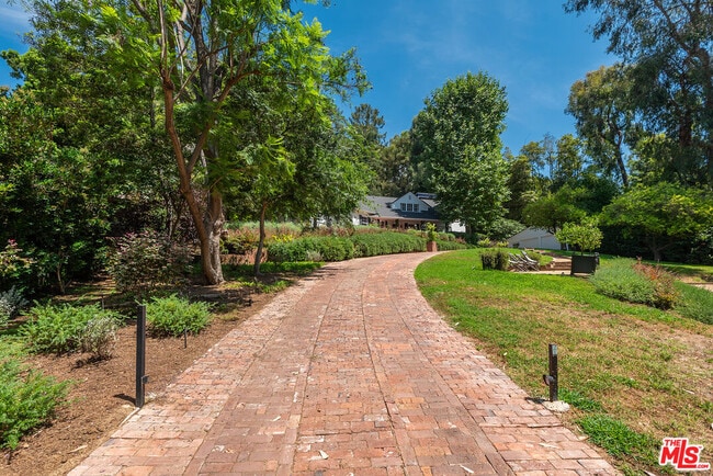 Photo - 9305 Hazen Dr