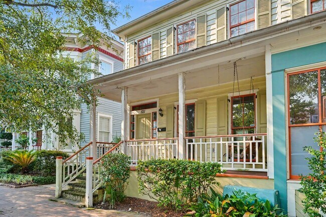 Photo - 2 Bedroom Charmer with Sundeck, Wood Floors, and High Ceilings