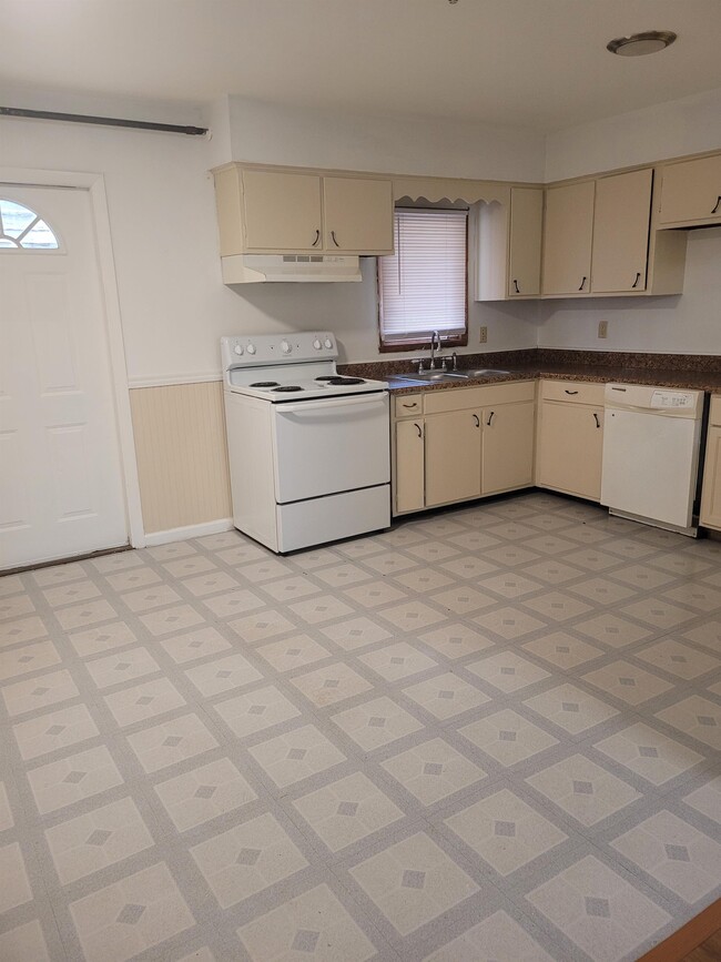 Building Photo - 500 E Washington St Rental