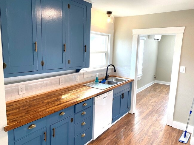 Photo - Charming West Side Bunglaow available now